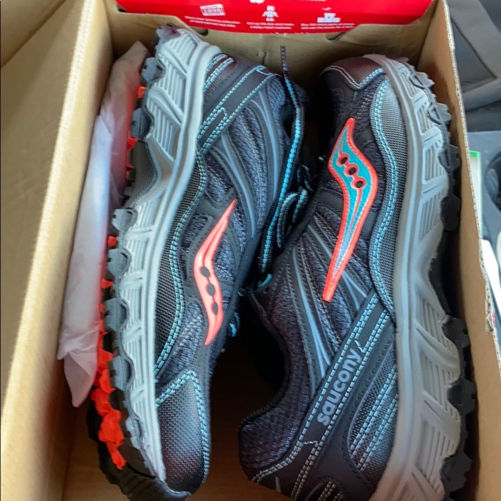 Brand new in box running saucony grid escape tr2